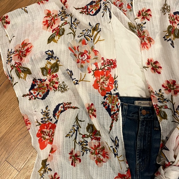 Francesca’s Floral Kimono - Picture 2 of 5